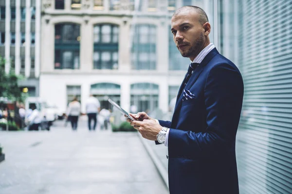 Vista Lateral Executivo Masculino Elegante Desgaste Navegação Tablet Revisão Relatório — Fotografia de Stock