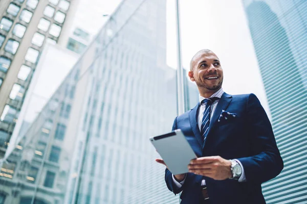 Debajo Vista Del Alegre Profesor Ropa Formal Sosteniendo Moderna Tecnología — Foto de Stock