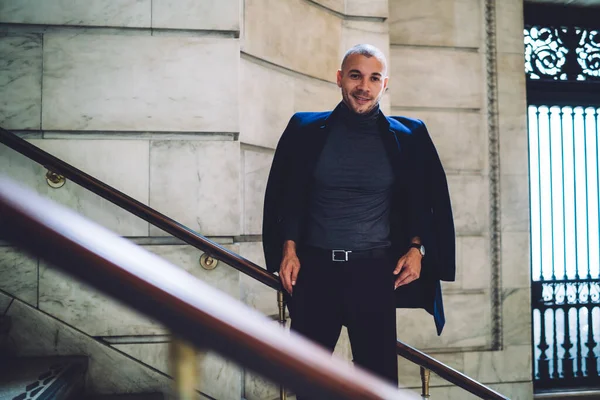 Zarif Takım Elbiseli Kendine Güvenen Zeki Adam Mermer Bina Merdivenlerinde — Stok fotoğraf