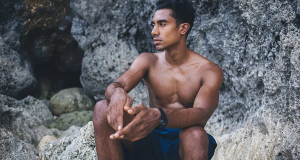 Bedachtzame Etnische Sportieve Man Blauwe Shorts Zonder Shirt Tijd Doorbrengen — Stockfoto