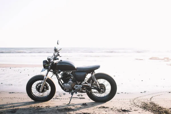 Nueva Motocicleta Contemporánea Estacionada Arrojando Una Larga Sombra Playa Vacía — Foto de Stock