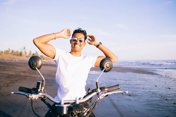 Νεαρός Χαρούμενος Ισπανόφωνος Ποδηλάτης Γυαλιά Ηλίου Και Casual Ντύσιμο Χαμογελώντας — Φωτογραφία Αρχείου