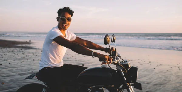 Ethnic Χαρούμενος Νεαρός Άνδρας Μοτοσικλετιστής Γυαλιά Ηλίου Κοιτάζοντας Κάμερα Και — Φωτογραφία Αρχείου