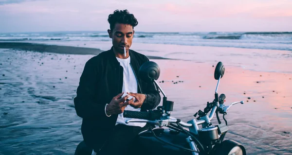 Jistý Bezstarostný Mladý Muž Biker Sedí Černé Motorce Kouření Cigarety — Stock fotografie