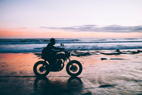 Vista Lateral Irreconocible Hombre Arriesgado Pensativo Montando Una Motocicleta Contemporánea — Foto de Stock