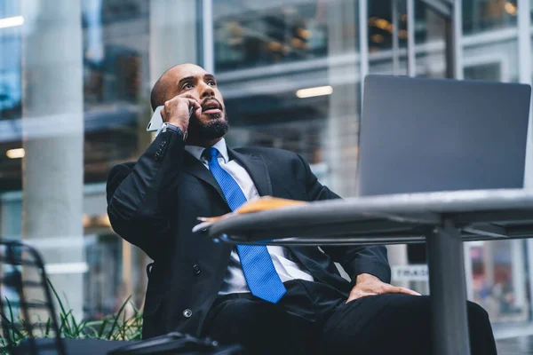 Afro Amerikaanse Werknemer Pak Praten Telefoon Tijdens Het Zitten Straat — Stockfoto