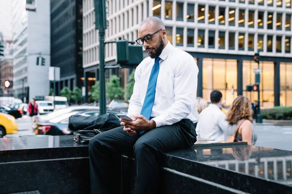 Bearded African American Male Elegant Clothes Glasses Chatting Mobile Phone — Stock Photo, Image