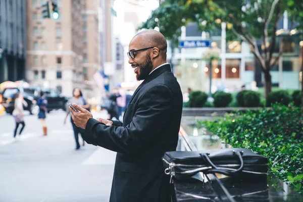 Side View Cheerful African American Businessman Formal Attire Glasses Using — Stock Photo, Image