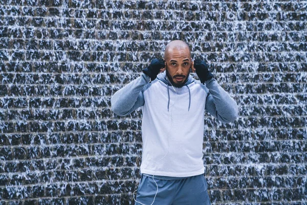 Spor Giyimli Kaslı Kendinden Emin Siyah Antrenör Eldivenler Duvarın Yanında — Stok fotoğraf