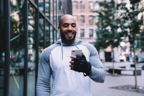 Atlético Careca Barbudo Afro Americano Cara Sportswear Usando Smartphone Sorrindo — Fotografia de Stock