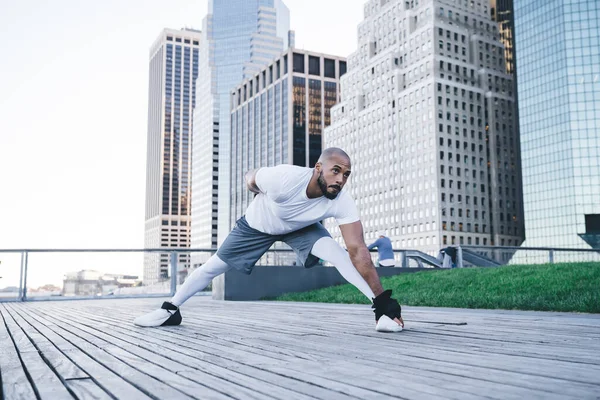 Der Athletische Afroamerikaner Sportkleidung Streckt Morgens Die Beine Auf Einem — Stockfoto
