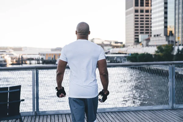 Visão Traseira Homem Negro Careca Anônimo Sportswear Olhando Para Rio — Fotografia de Stock