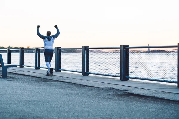 Vue Arrière Homme Ethnique Survêtement Forme Célébrant Victoire Tout Entraînant — Photo