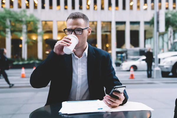 Frunciendo Ceño Ocupado Hombre Negocios Traje Elegante Anteojos Beber Café — Foto de Stock