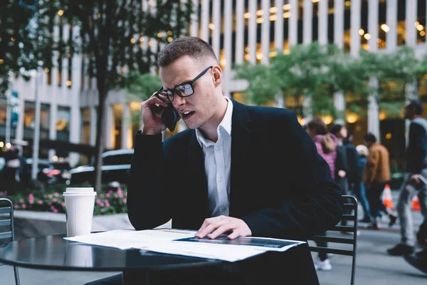 Wütender Unternehmer Schwarzem Büroanzug Und Brille Sitzt Straßencafé Tisch Und — Stockfoto