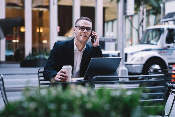 Gerente Masculino Interesado Traje Elegante Gafas Hablando Teléfono Inteligente Trabajando —  Fotos de Stock