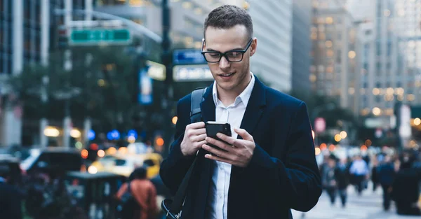 Contemporary Cheerful Male Employee Eyeglasses Surfing Smartphone Walking Street City — Stock Photo, Image
