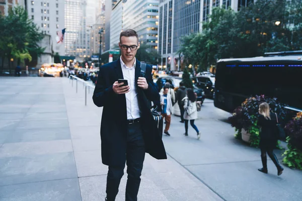 Concentrated Executive Formal Wear Trendy Glasses Using Smartphone While Walking — Stock Photo, Image
