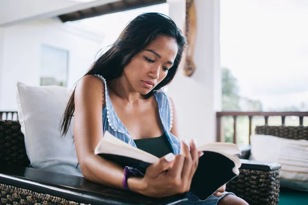 Asiático Inteligente Pensativo Feminino Leitura Romance Preto Paperback Atentamente Enquanto — Fotografia de Stock