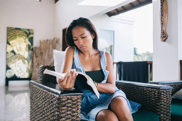 Asiatico Giovane Signora Calma Immersa Nel Libro Lettura Mentre Seduto — Foto Stock