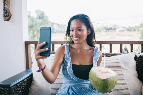 Mujer Étnica Sonriente Ropa Casual Tomando Selfie Con Teléfono Inteligente — Foto de Stock