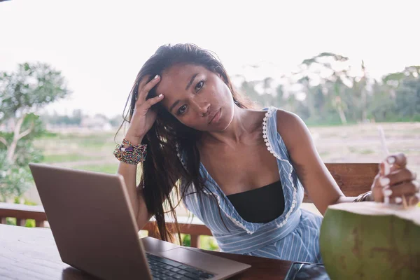 Uitgeput Moe Gefrustreerde Aziatische Vrouw Casual Kleding Zitten Aan Tafel — Stockfoto