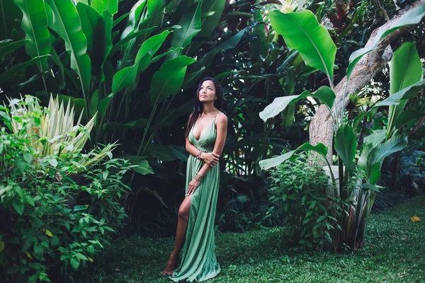 Pensivo Sonhando Bela Descalça Asiática Fêmea Longo Verde Vestido Corte — Fotografia de Stock