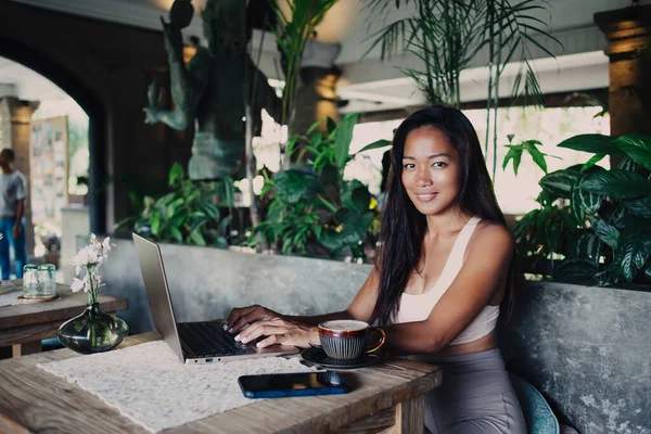 Long Haired Asian Woman Working Typing Laptop While Drinking Tea — Stock Photo, Image