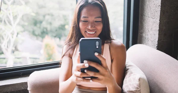 Азиатская Веселая Молодая Леди Темными Длинными Волосами Используя Мобильный Телефон — стоковое фото