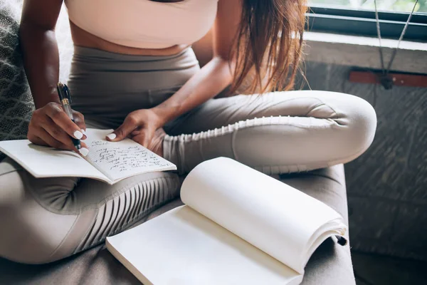 Mulher Magra Corte Sportswear Sentado Sofá Com Pernas Cruzadas Lendo — Fotografia de Stock