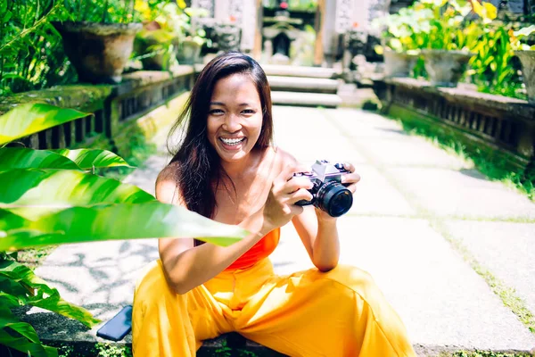 Rindo Asiático Fêmea Roupas Coloridas Sentado Parque Com Plantas Verdes — Fotografia de Stock