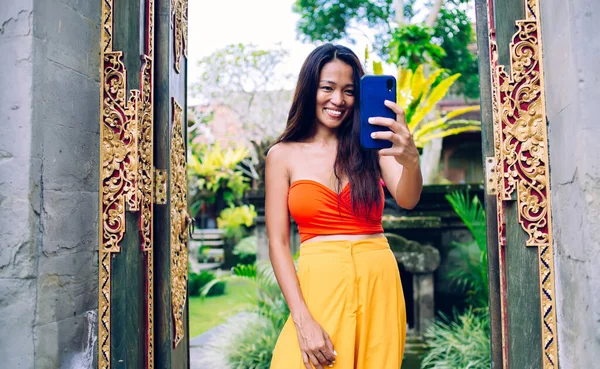 Mulher Étnica Jovem Feliz Com Cabelo Escuro Roupas Brilhantes Tirando — Fotografia de Stock