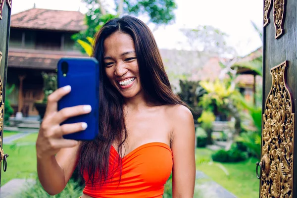 Feliz Joven Despreocupada Asiática Pelo Largo Mujer Naranja Superior Sonriendo — Foto de Stock