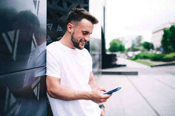 Glücklicher Mann Mit Bart Lässiger Kleidung Surft Vor Freude Auf — Stockfoto