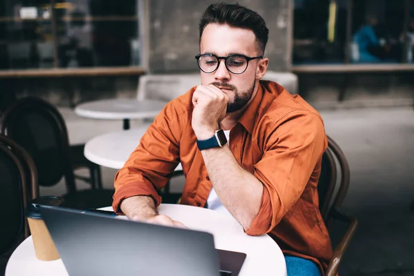 Konzentrierter Männlicher Student Lässiger Kleidung Und Brille Mit Intelligenter Uhr — Stockfoto