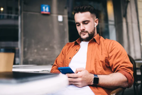 Homme Indépendant Confiant Assis Devant Ordinateur Portable Fermé Dans Café — Photo