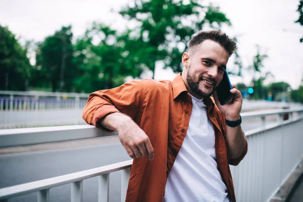 Handsome Bearded Male Smiling Looking Camera While Leaning Metal Fence — Stock Photo, Image