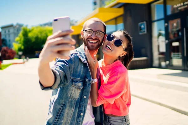 Fröhliche Millennials Die Während Ihrer Freizeit Der Stadt Smartphone Bilder — Stockfoto