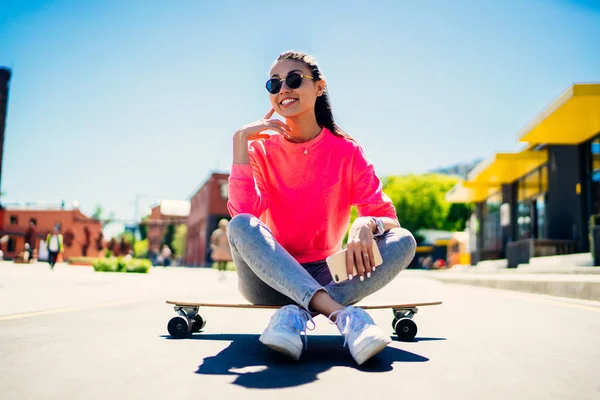 Söt Asiatisk Kvinna Trendiga Solglasögon Och Streetwear Vilar Longboard Och — Stockfoto