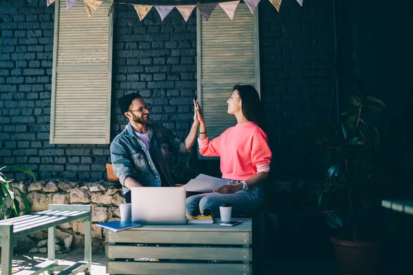 Young Male Female Remote Workers Casual Outfits Smiling Making High — Stock Photo, Image