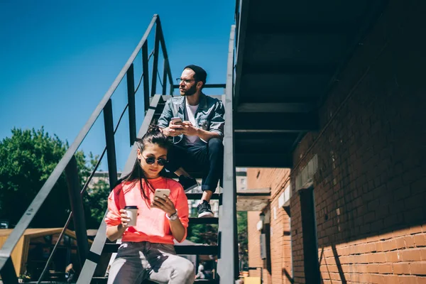 Diverse Mannelijke Vrouwelijke Hipster Jongens Negeren Live Communicatie Prevere Pda — Stockfoto