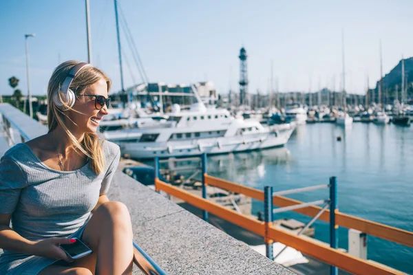 Jovencita Feliz Traje Casual Gafas Sol Sonriendo Escuchando Música Auriculares — Foto de Stock