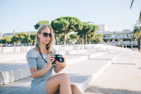 Giovane Donna Occhiali Sole Con Macchina Fotografica Scattare Foto Strada — Foto Stock