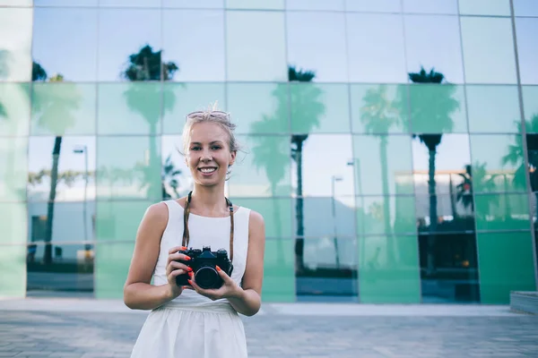 Mulher Loira Feliz Vestido Branco Com Câmera Fotos Sorrindo Olhando — Fotografia de Stock