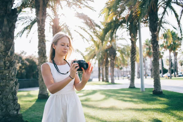 Mladá Žena Cestovatel Bílých Šatech Stojící Ulici Vedle Palem Fotografování — Stock fotografie