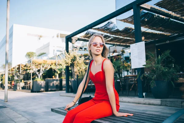 Elegante Jovem Elegante Macacão Vermelho Óculos Sol Moda Sentado Banco — Fotografia de Stock