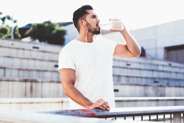 Young Male Athlete Drinking Water Bottle Standing Stadion Having Cardio — Stock Photo, Image
