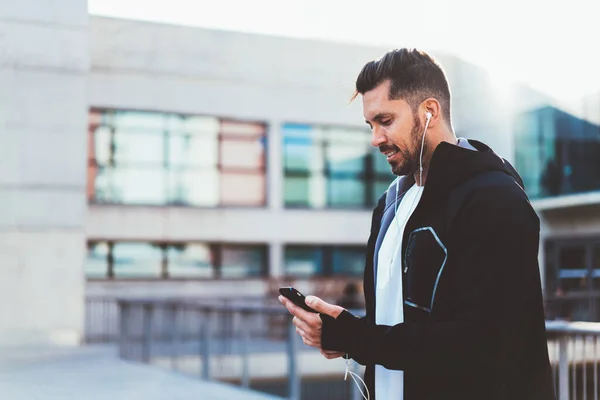 Positive Kaukasische 20Er Jahre Männlich Sportjacke Mit App Für Tracking — Stockfoto