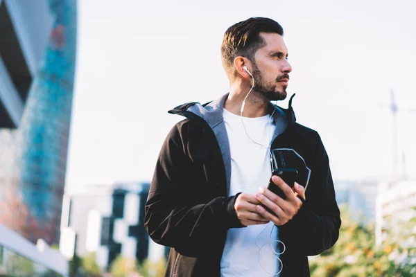 Hombre Caucásico Seguro Chaqueta Moda Mirando Hacia Otro Lado Sosteniendo — Foto de Stock