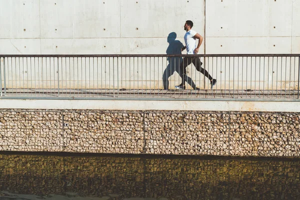 Starker Männlicher Jogger Aktiver Kleidung Der Cardio Training Auf Städtischem — Stockfoto